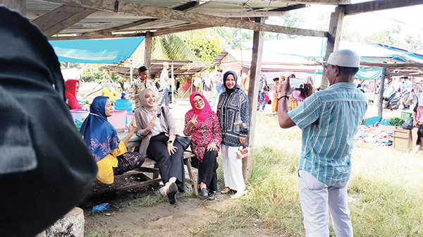 Jajak Aspirasi ke Nagari Koto Tinggi, Program Prioritas Annisa-Leli Disambut Antusias Masyarakat 1 BERSAMA WARGA— Calon Bupati Kabupaten Dharmasraya nomor urut 2, Annisa Suci Ramadhani bersama warga.