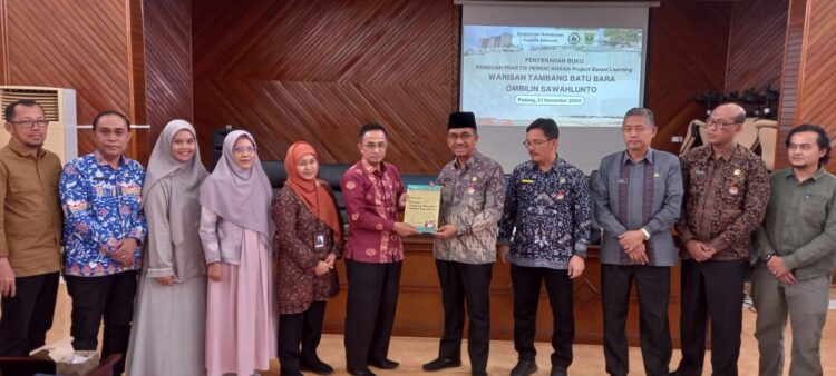 Kementerian Kebudayaan Serahkan Modul Ajar WTBOS kepada Dinas Pendidikan Sumbar 1 Serah terima Modul Ajar WTBOS oleh Ketua Tim Kerja WTBOS Kementerian Kebudayaan, Yayuk Sri Budi Rahayu kepada Kepala Dinas Pendidikan Sumbar Barlius, didampingi Kepala Balai Pelestarian Kebudayaan Wilayah III, Undri, Kepala Dinas Kebudayaan Kota Sawahlunto Hilmed, Sekretaris Dinas Kebudayaan Sumbar Yayat Wahyudi dan Tim Penyusun Modul Ajar