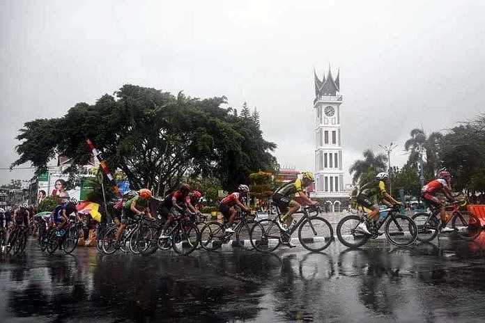 balipostcom finish di bukittinggi pebalap iran dominasi tour de singkarak 2017 01 696x464 1