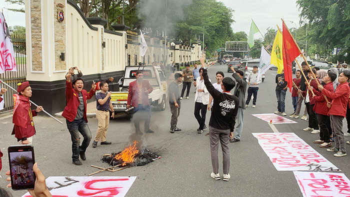 Polda Sumbar Didemo Puluhan Mahasiswa, Usut Tuntas Tambang Ilegal, Tindak Oknum Terlibat 1 UNJUK RASA— Puluhan mahasiswa melakukan aksi unjuk rasa dan membakar ban di depan Mapolda Sumbar.