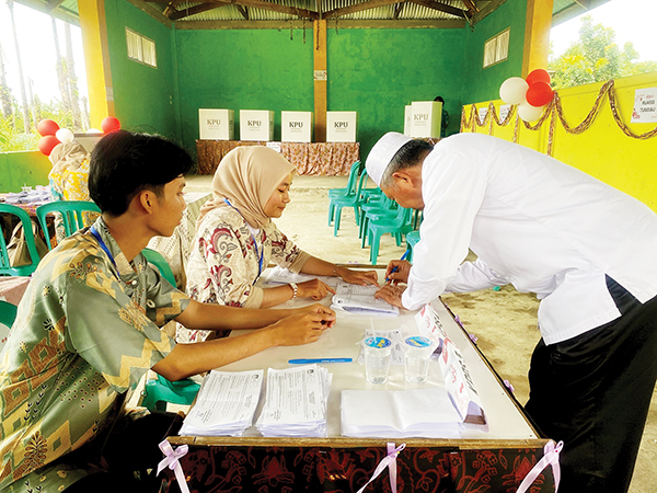 Bupati Hamsuardi Monitoring Jalannya Pemungutan Suara, Pilkada Pasbar Berjalan Aman dan Kondusif 1 PENCOBLOSAN— Bupati Pasbar, Hamsuardi, saat akan melakukan pencoblosan di TPS 02 Lingkuang Aua Baru, Kecamatan Pasaman.