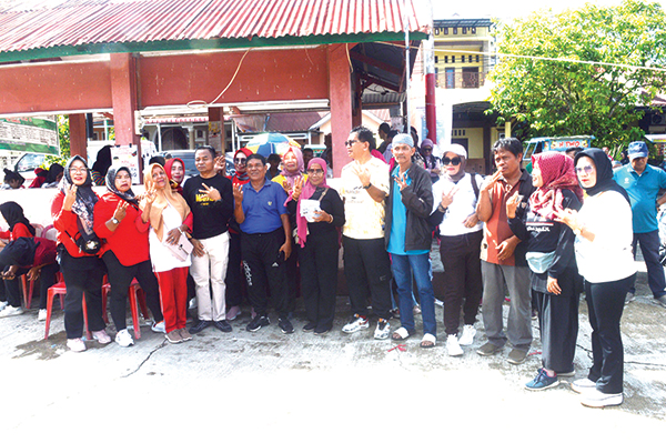 Senam Massal— Calon Wakil Walikota Padang Hidayat bersama Wakil Ketua Pemenagan Mastilizal Aye dan simpatisan Saat Senam Massal Padang Hebat.