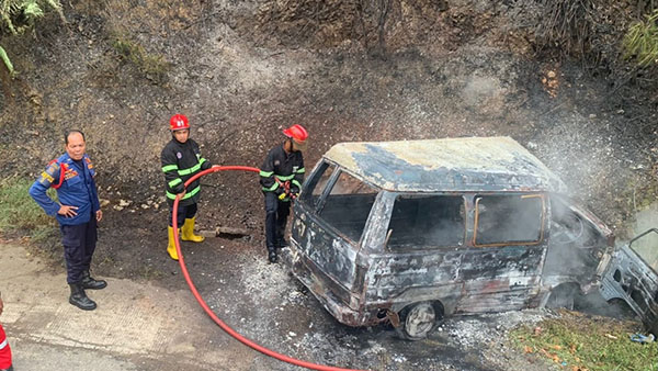 KEBAKARAN MOBIL— 
Petugas Damkar melakukan penyemprotan air untuk memadamkan api yang membakar mobil di Kelok Jariang, Kecamatan Bungus Teluk Kabung. Sedangkan sopir yang luka bakar dibawa ke rumah sakit.