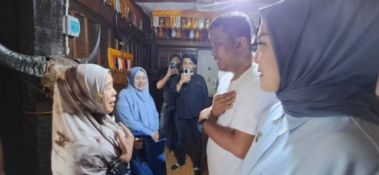 Demi Amanah jika Dipercaya Pimpin Sumbar, Vasko Ruseimy Mohon Doa Restu di Rumah Gadang Mande Rubiah 1 download 1 8