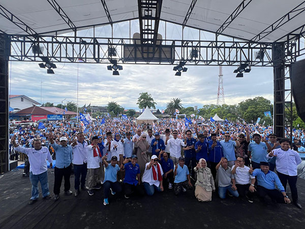 Ribuan warga Kota Padang ikuti kampanye akbar, Pasangan Hebat, Hendri Septa - Hidayat di lapangan MakoPol PP Jalan Tan Malaka, Sabtu (23/11). Tampak hadir Tokoh Nasional Asli Chaidir, Anggota DPR RI, Andre Rosiade, Ketua Tim Pemenangan, Epyardi Rajo Budiman, Petinggi PAN dan Gerindra.