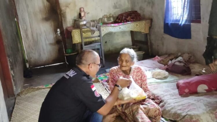 etugas serahkan makanan siap saji pada lansia