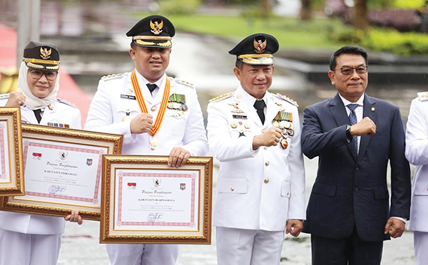 BUPATI Dharmasraya Sutan Riska Tuanku Kerajaan, menerima penghargaan 
penyelenggaraan pemerintahan terbaik dari Jokowi.