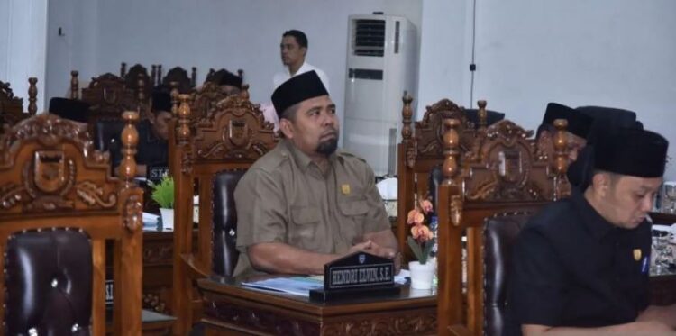 Penyambut HJK jangan Hanya Seremonial, Hendri Elvin: Harus Berisi dengan Esensi Spiritual dan Kultural yang Kuat 1 RAPAT— Anggota DPRD Kota Sawahlunto, dari Fraksi Gerakan Keadilan Indonesia Sejahtera (GKIS) Hendri Elvin
saat rapat menyarankan supaya acara atau k di DPRD kemarin.