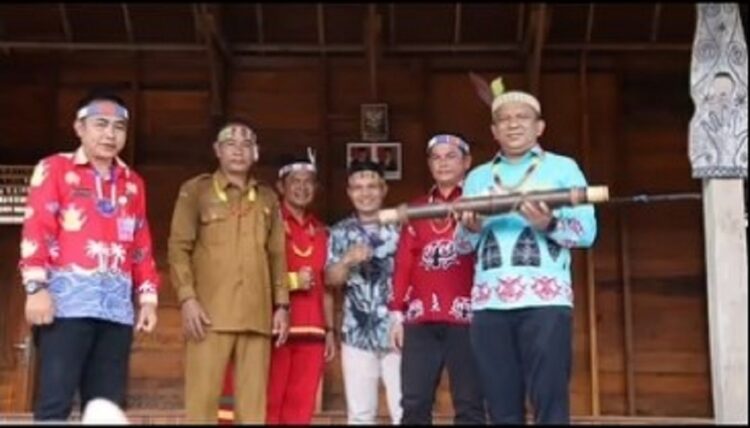 Jadikan Pusat Pelestarian Tradisi, Pj Bupati Mentawai Fernando Resmikan Uma Jaraik Sikerei 1 RESMIKAN UMA JARAIK SIKEREI— Pj Bupati Kepulauan Mentawai Fernando Jongguran Simanjuntak, meresmikan Uma Jaraik Sikerei di Desa Muntei, Kecamatan Siberut Selatan.