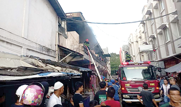 Januari-Oktober 2024, 10 Orang Meninggal Dunia akibat Kebakaran 1 PEMADAMAN— Petugas Damkar Kota Padang melakukan pemadaman saat api membakar ruko di kawasan Pasar Raya Padang, beberapa waktu lalu.