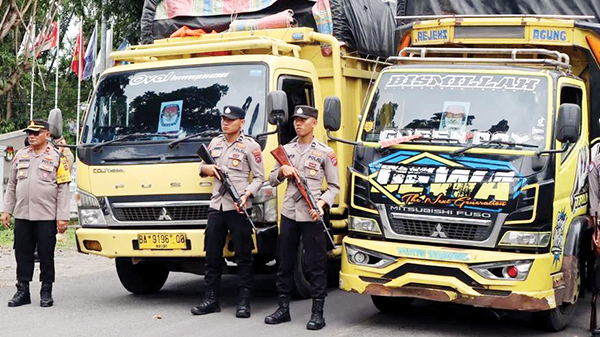 Kawal Pergeseran Logistik, Polres Pasbar Kerahkan 70 Orang Personel 1 PENGAWALAN LOGISTIK PILKADA— Polres Pasbar mengerahkan 70 orang personel untuk mengawal pergeseran logistik Pilkada ke PPK, Minggu (24/11).