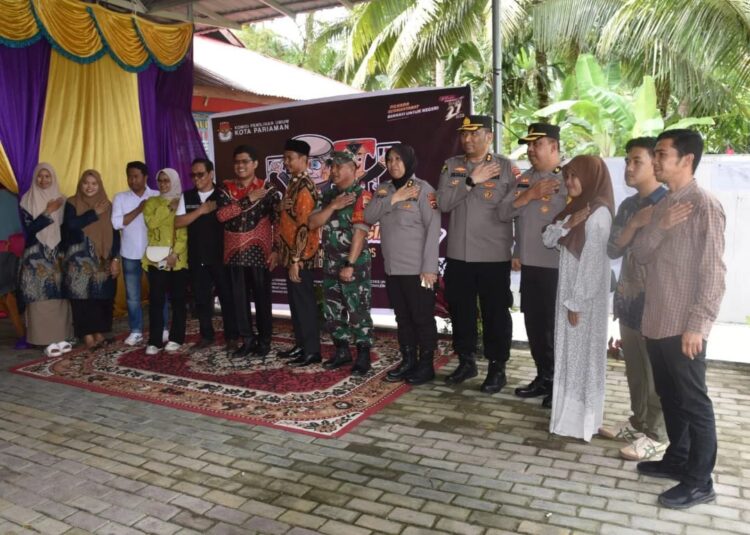 Pilkada di Pariaman Aman, Damai dan Lancar 1 PEMANTAUAN TPS— Ketua Komisi Pemilihan Umum Kota Pariaman Ali Unan saat melakukan pemantauan bersama jajaran Forkopimda disejumlah TPS.
