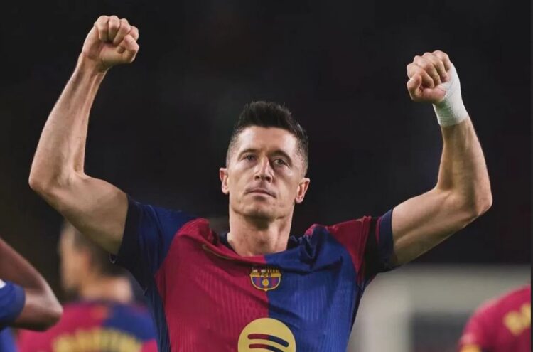 Lewandowski Cetak 100 Gol Liga Champions Lebih Cepat dari Ronaldo 1 REKOR— Dua golnya ke gawang Brest dalam Liga Champions Rabu (27/11) dini hari tadi membuat penyerang Barcelona Robert Lewandowski sudah mencetak 100 gol dalam kompetisi tersebut, lebih cepat dari penyerang timnas Portugal Cristiano Ronaldo.