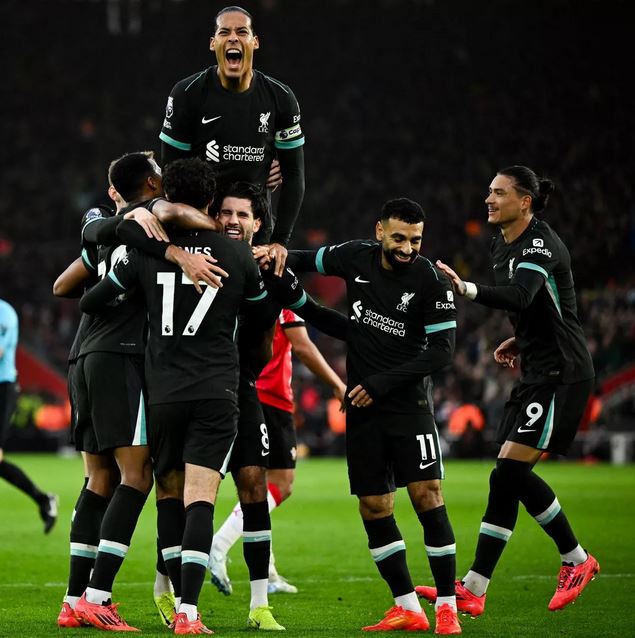 MENANG DRAMATIS— Liverpool menjauh dari kejaran Manchester City setelah menang dramatis 3-2 atas Southampton pada pekan ke-12 Liga Inggris di Stadion St. Mary’s, Minggu (24/11).