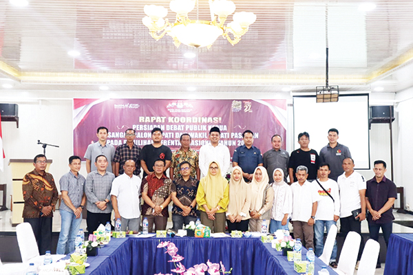 Debat Publik Kedua Paslon Bupati Pasaman, KPU Gelar Rakor Matangkan Persiapan 1 FOTO BERSAMA— KPU Pasaman foto bersama usai melaksanakan rakor persiapan debat publik kedua Paslon Bupati dan Wakil Bupati Pasaman.