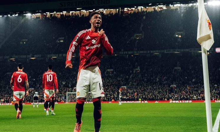 Hajar PAOK 2-0, MU Raih Kemenangan Perdana di Fase Grup Liga Europa 1 KEMENANGAN PERDANA— Manchester United akhirnya meraih kemenangan penting di fase grup Liga Europa dengan menaklukkan PAOK Salonika 2-0, sekaligus memutus tren tiga hasil imbang berturut-turut dalam kompetisi tersebut.