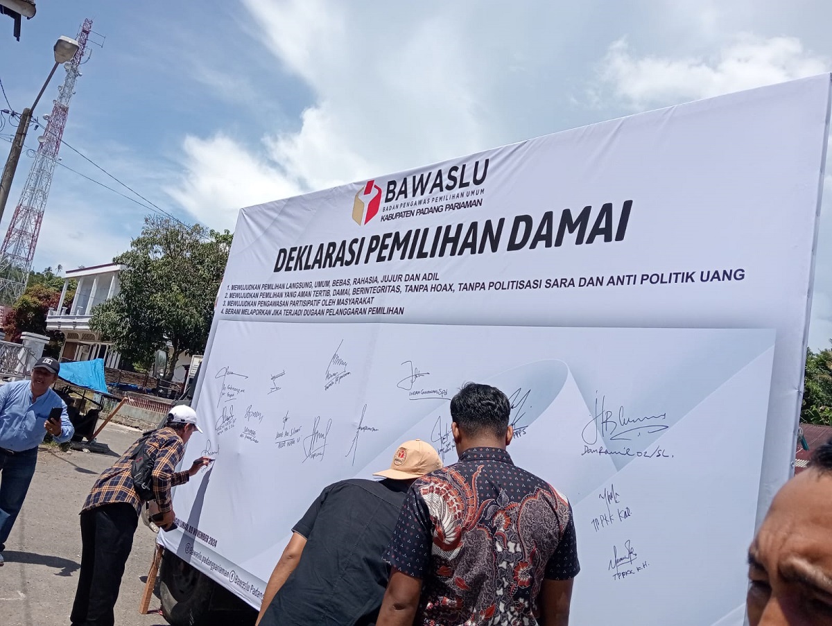 oto bawaslu saat tanda tangani pemilu damai