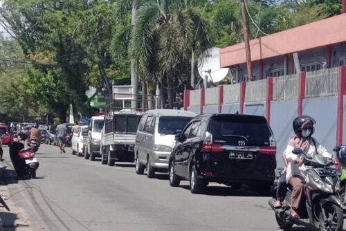 Parkir Sembarangan di RS M. Zein Painan, Pengguna Jalan Keluhkan Kemacetan 1 park e1730709455377