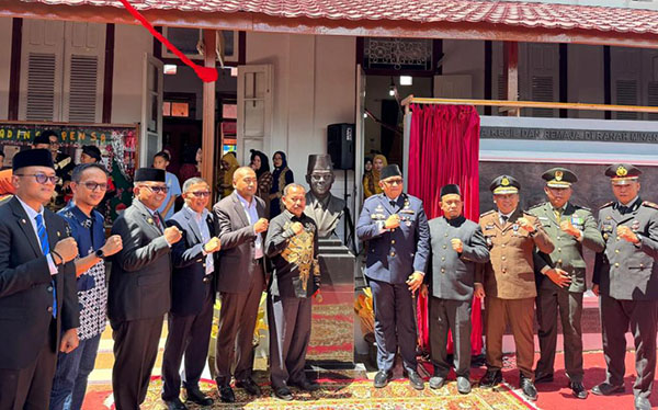 Patung dan Relief Perjuangan Bung Hatta Diresmikan di SMP 1 Padang 1 PERESMIAN PATUNG BUNG HATTA— Plt Gubernur Sumbar Audy Joinaldy dan Pj Wako Padang Andree Algamar, meresmikan patung dan relief perjuangan Bung Hatta di SMP Negeri 1 Padang, Minggu (10/11).