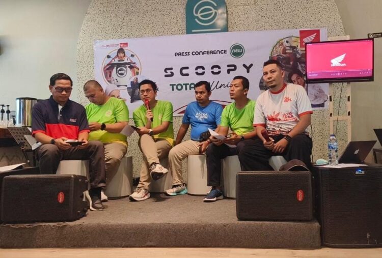 PT Hayati Pratama Mandiri Kenalkan New Honda Scoopy 2024, Desain Baru Ikonik dengan Fitur Kekinian 1 KONFERENSI PERS— Presscon peluncuran varian baru Honda Scoopy totally unique oleh jajaran PT Hayati Pratama Mandiri, Selasa (26/11).