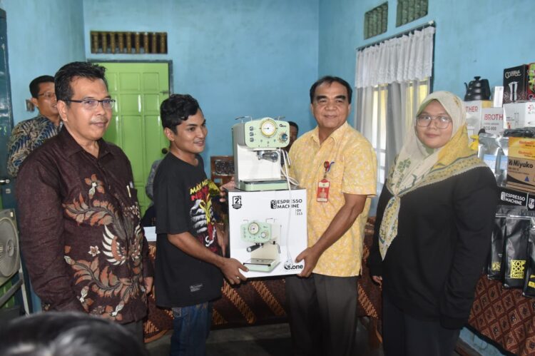 penutupan pelatiah yang diadakan PKBM oleh kadisdik Kota pariaman kanderi