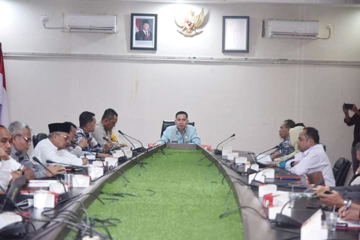 MEMBAHAS--Pj Walikota Sawahlunto Fauzan Hasan, bersama semua pihak terkait membahas, memetakan, merumuskan dan menyepakati langkah-langkah teknis yang siap dilaksanakan untuk mendukung kesuksesan pemungutan suara dalam Pilkada serentak.