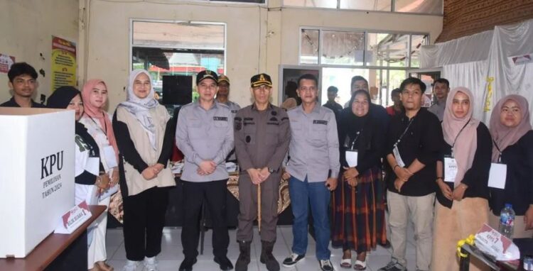 Pemungutan Suara di Pilkada Sawahlunto Lancar, Pj Wali Kota Apresiasi pada Penyelenggara dan Masyarakat 1 PANTAU— Pj Wali Kota Sawahlunto dan tim Forkopimda memantau situasi pemungutan
suara Pilkada serentak Tahun 2024 di TPS.