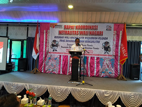 RAPAT KOORDINASI— Pjs Bupati Pessel, Era Sukma Munaf, saaat rapat koordinasi bersama wali nagari se-Kabupaten Pessel, Kamis (14/11).