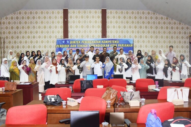 Pemerintah Daerah Diminta Kendalikan Potensi Kerawanan Pilkada 1 PENUTUPAN RAKOR—Pelaksana Tugas Gubernur Sumatera Barat, Audy Joinaldy berfoto bersama dengan sejumlah kepala daerah usai rakor pilkada di Kota Pariaman.