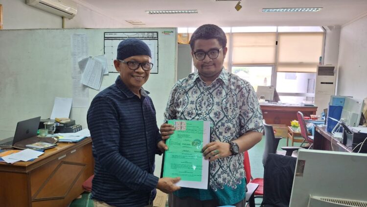 Satu Bulan Usai Dilantik, Saidi Buat Terobosan untuk Jamaah Masjid Quba 1 SERAHKAN—Saidi alias Keke saat serahkan proposal yang diterima langsung oleh Kesra Propinsi Sumatera Barat.