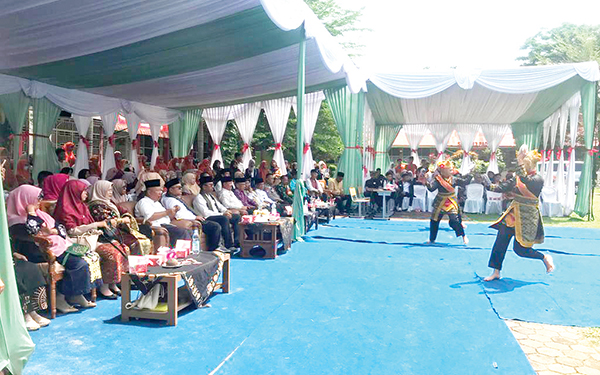 TASSPO 3 COMPETITION— Kepala Dinas Pendidikan Sumbar Barlius, membuka Tasspo Competition 3 untuk memeriahkan HUT ke-27 SMAN 13 Padang, Senin (18/11).