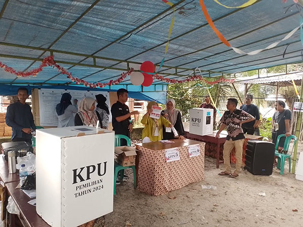 SALURKAN—Terlihat di salahsatu TPS  warga menyalurkan hak suaranya.