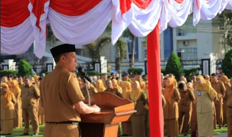 APEL GABUNGAN—Bupati Pasaman Sabar AS saat memimpin apel gabungan.