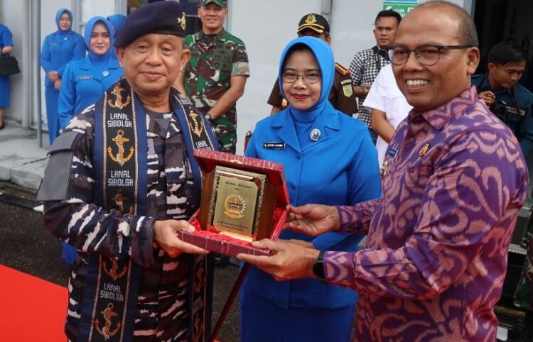 Kunker ke Lanal Sibolga, Danlantamal Diajak Lihat Aset TNI AL 1 CENDERA MATA— Danlantamal II Laksamana Pertama TNI Sarimpunan Tanjung didampingi Ketua Kordinator Cabang Korcab II Daerah Jalasenastri Armada DJA I Ny Endang Sarimpunan Tanjung, menyerahkan cendera mata.
