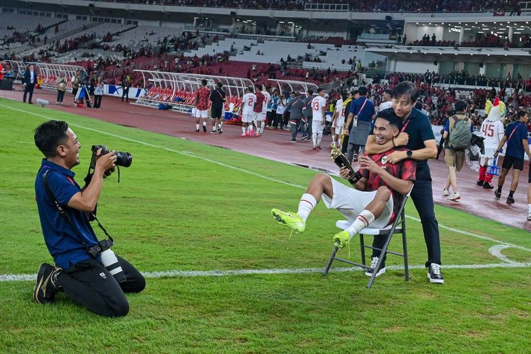 SELEBRASI IKONIK— Keceriaan usai kemenangan Timnas Indonesia dari Arab Saudi pada Kualifikasi Piala Dunia 2026 Zona Asia, Selasa (19/11) malam. Selebrasi gol ikonik Marselino Ferdinan coba direka ulang, pelatih Timnas Indonesia Shin Tae-yong menggodanya.