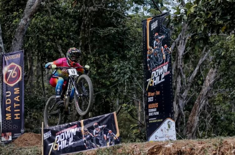 DOWNHILL— Kejuaraan balap sepeda 76 Indonesian Downhill 2024 memasuki putaran terakhir di Klemuk Bike Park, Batu, Jawa Timur, pada Sabtu-Minggu (9-10/11).