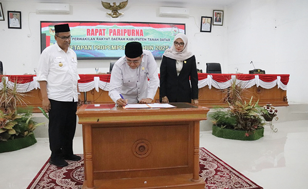 TEKEN—Wakil Ketua DPRD Tanahdatar Nurhamdi Zahri teken kesepakatan.