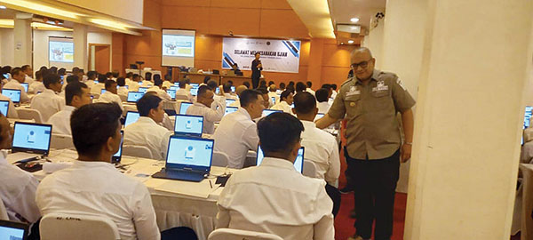 2.392 Peserta Ikuti Tes PPPK Tahap I, Pj Wali Kota Beri Dukungan Langsung 1 KUNJUNGI LOKASI TES— Pj Wako Andree Algamar mengunjungi langsung dan memberi motivasi peserta yang mengikuti seleksi tahap I PPPK, di Universitas Bung Hatta Convention Hall, Sabtu (14/12).