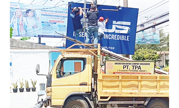 Desember, PAD Kota Padang Capai Rp616, 8 Miliar, Bapenda Optimis Hingga Akhir Tahun Target Tercapat 1 PENERTIBAN— Sejumlah papan iklan yang sudah habis masa tayang ditertibkan Badan Pendapatan Daerah (Bapenda) Kota Padang, beberapa waktu lalu. Penertiban ini dilakukan sebagai salah satu upaya Bapenda dalam mengoptimlkan penerimaan PAD dari sektor pajak reklame.