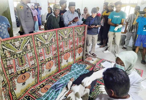 Pedagang Sate Tewas Tergantung di Mushala 1 TEWAS TERGANTUNG—Jenazah Ali Munan (66) yang ditemukan tewas tergantung di dalam mushala diperiksa oleh Polisi.