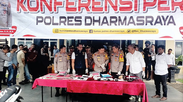 PAPARKAN KINERJA— Kapolres Dharmasraya Bagus Ikhwan saat konferensi pers capaian kinerja selama 
tahun 2024, Senin (30/12).