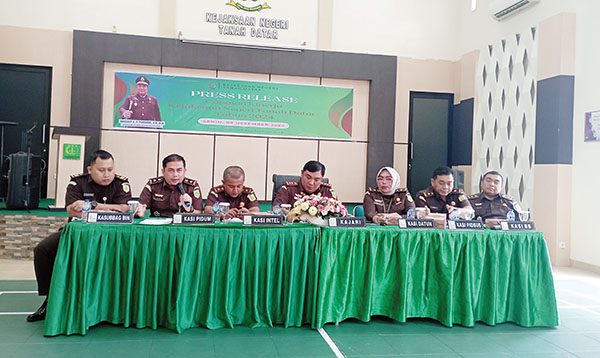 Kejari Tanahdatar Usut Dugaan Korupsi Proyek Pelebaran Jalan, 17 Saksi Diperiksa 1 BERI KETERANGAN— Kajari Anggiat A P Pardede didampingi para Kasi saat memberikan keterangan pers yang bertepatan dengan peringatan Hari Anti Korupsi Sedunia.