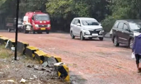 Minyak CPO Tumpah, Sitinjau Lauik Macet Parah 1 MACET— Kondisi jalan di kawasan Sitinjau Lauik, Kecamatan Lubuk Kilangan, yang macet akibat tumpahnya minyak CPO.