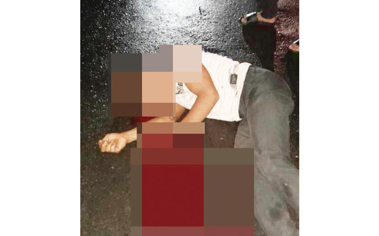 Tikungan Licin Makan Korban, Pengendara Motor Tewas Tergilas Truk CPO 1 BERSIMBAH DARAH— Pengendara motor tewas bersimbah darah usai, tergilas truk CPO di Jalan Lintas Simpang Empat–Talu, Kabupaten Pasaman Barat (Pasbar).