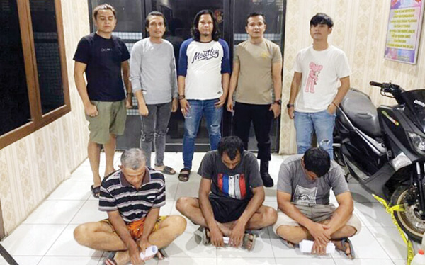 Penambangan Liar di Batang Sinamar Digerebek, Tiga Orang Ditangkap 1 PENAMBANG ILEGAL— Polres Limapuluh Kota menangkap tiga terduga pelaku penambangan ilegal di pinggir aliran Sungai Batang Sinamar, Kenagarian Koto Tuo, Kecamatan Harau, pada Jumat (29/11/2024) sore.