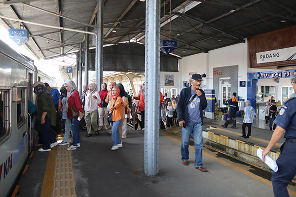 Hingga November 2024, Penumpang Kereta Api di Sumbar Tembus Angka 1,6 Juta Orang 1 Penumpang kereta api di Stasiun Padang selalu membeludak di saat akhir pekan. Foto: Foto: M. As’ad Habibuddin/Kepala Humas KAI Divre II Sumbar.