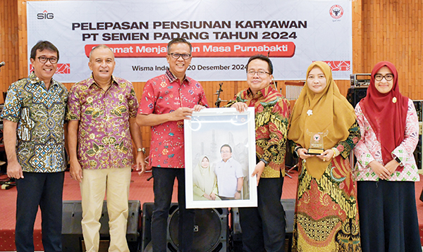 Dirut PT Semen Padang Indrieffouny Indra Lepas 22 Karyawan Masuki Masa Pensiun 1 MASA PENSIUN— Dirut PT Semen Padang Indrieffouny Indra, menyerahkan kenang-kenangan kepada perwakilan pensiunan Sumarsono, saat pelepasan 22 karyawan yang memasuki masa penisun di Wisma Indarung, Jumat (20/12).