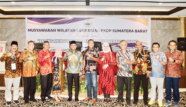 Terpilih— Firdaus Ketua Terpilih DPW PKDP Provinsi Sumatera Barat Foto bersama Wakil Ketua OKK DPP PKDP, Letkol Agus Rizal, Pelaksana Tugas DPW PKDP Sumbar Syaharman Zanhar,Ketua Panitia Hendra Anwar dan Tim Fomatur.
