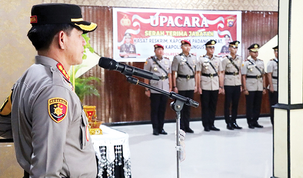 Akhir Tahun, Kapolresta Mutasi Sejumlah Pejabat Polisi, Kasatreskrim Polresta Padang Berganti 1 SERTIJAB— Kapolresta Padang Kombes Pol Ferry Harahap, memimpin serah terima jabatan (sertijab) kepada sejumlah pejabat polisi di Kota Padang, di Ruang Tuah Sakato Polresta Padang Senin (30/12).