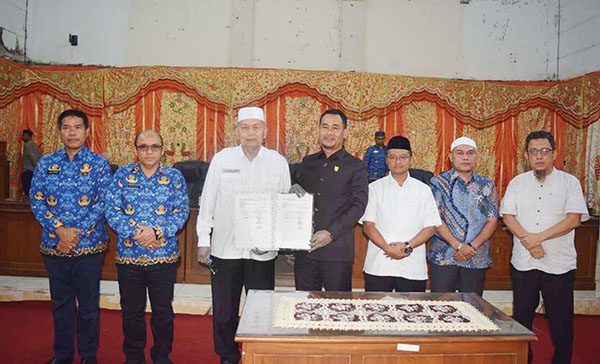 DPRD Pasbar Setujui RAPBD Tahun Anggaran 2025 Ditetapkan Menjadi APBD 1 BUPATI Hamsuardi bersama Ketua DPRD, Dirwansyah, memperlihatkan berita acara berita acara rapat paripurna penetapan RAPBD Tahun Anggaran 2025 menjadi APBD.
